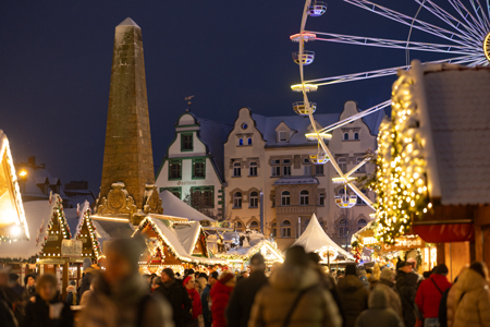 ein obelisk auf dem weihnachtsmarkt