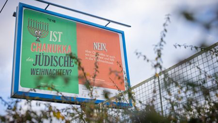 Ein Plakat, das auf das Chanukka-Fest hinweist.