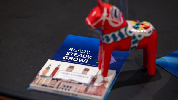 otes Dalapferd auf einer Broschüre mit der Aufschrift „Ready, Steady, Grow!“ – aufgenommen bei einer Konferenz in Stockholm.