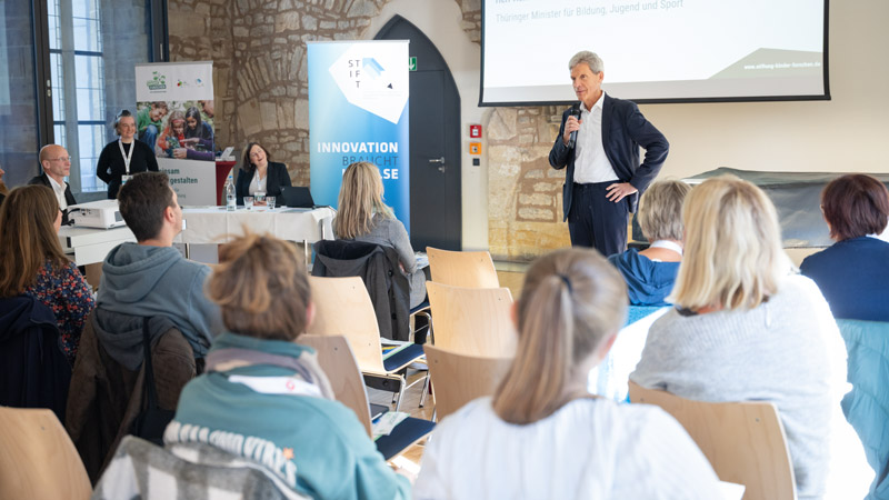 Thüringer Bildungsminister Helmut Holter spricht bei einer Präsentation während des „MINT geht digital“-Fachtags im Augustinerkloster in Erfurt.