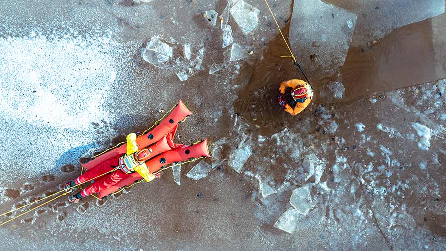 Eisrettungsübung in Weimar: Reportage-Fotos vom Training der Wasserrettung
