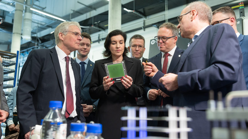 Imagefotos und Fotoreportage: Ministerinnenbesuch am Fraunhofer-Institut Hermsdorf in Thüringen