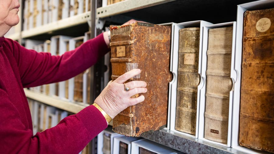 Alte Folianten und Bücher im Magazin des Archivs in Erfurt