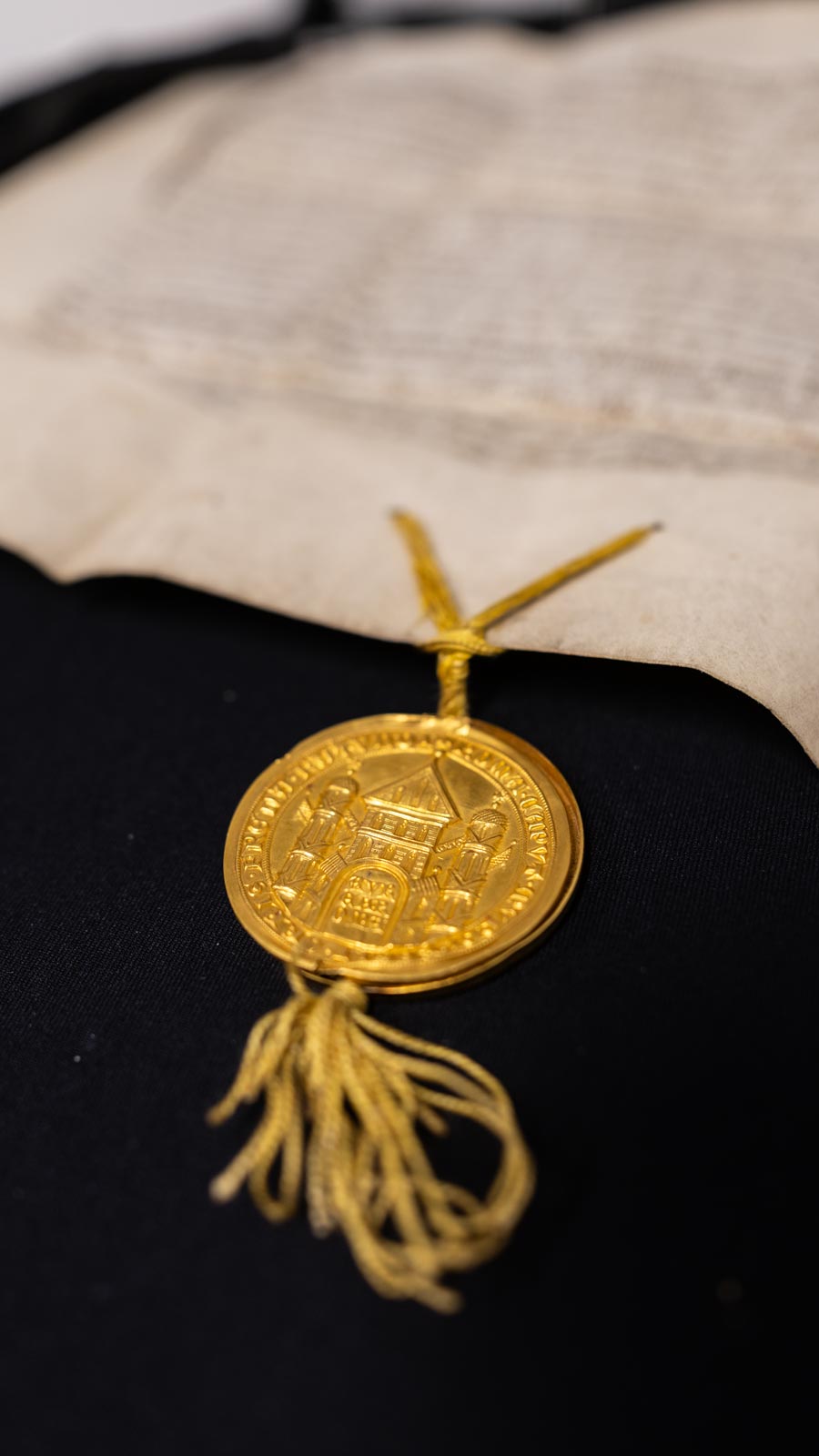 Goldenes Siegel mit Architekturmotiv