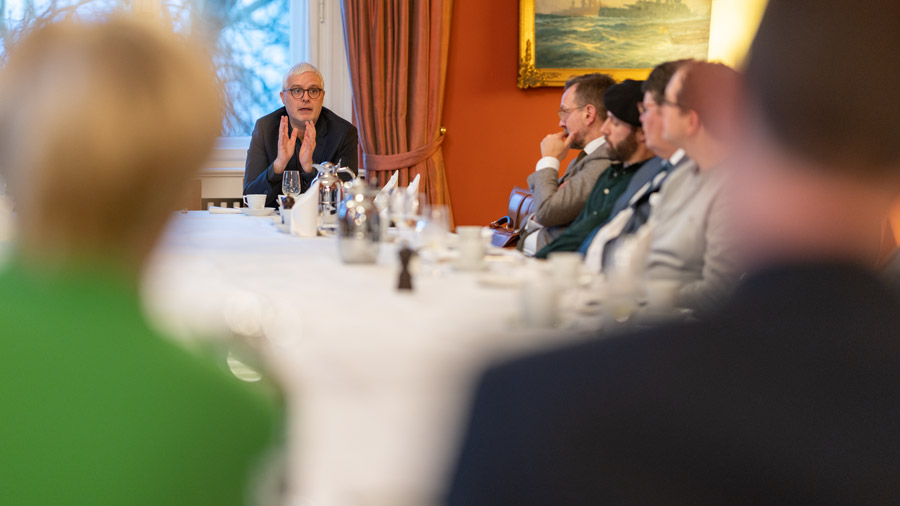 Event-Fotografie Berlin: Authentische Momentaufnahme einer Diskussionsrunde im Bundestag