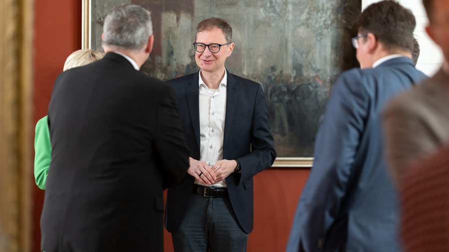 Event-Fotografie Berlin: Gespräch zwischen Teilnehmern einer politischen Veranstaltung in historischem Parlamentsraum