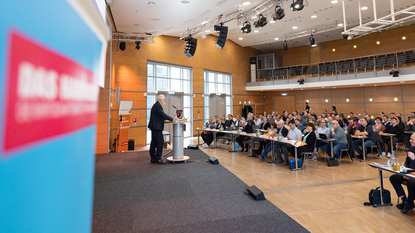 Referent am Rednerpult vor vollbesetztem Saal – Veranstaltungsfotografie Kongress Erfurt