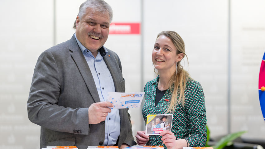 Zwei Personen am Messestand mit Flyern zum Zukunftspreis – Ausstellungsfotografie Messe Erfurt
