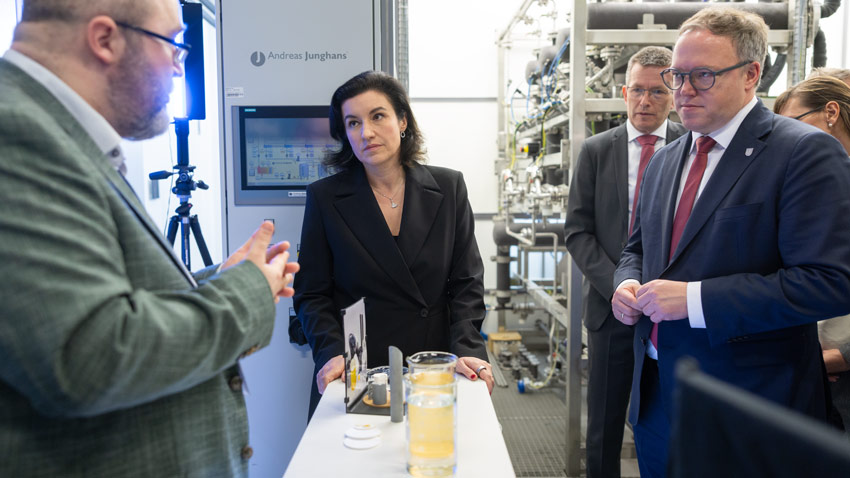 Dorothee Bär und Thüringer Politiker werden von einem Institutsmitarbeiter vor einer Laboranlage in die Keramikforschung am Fraunhofer-Institut Hermsdorf eingeführt – Fotoreportage von Paul-Philipp Braun
