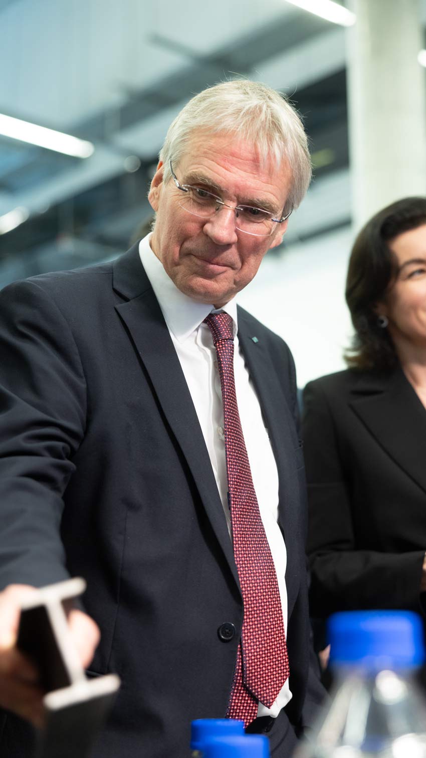 Fraunhofer-Präsident Holger Hanselka bei einem Institutsbesuch am Fraunhofer-Institut Hermsdorf, im Hintergrund Dorothee Bär – Fotoreportage von Paul-Philipp Braun