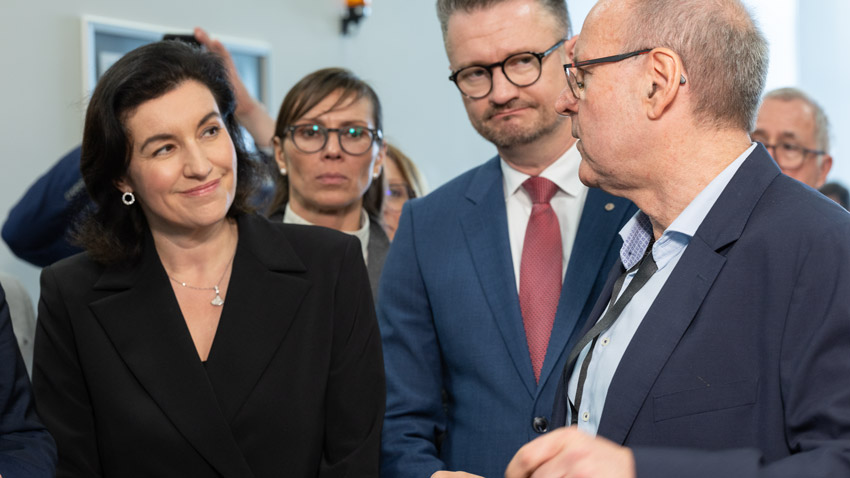 Dorothee Bär im Gespräch mit einem Institutsmitarbeiter des Fraunhofer-Instituts Hermsdorf, im Hintergrund Thüringer Politiker der Besuchsdelegation – Fotoreportage von Paul-Philipp Braun