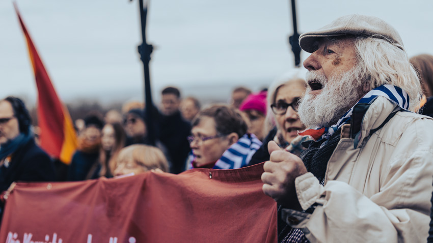 Ein Teilnehmer beim Gedenkakt zum 81. Jahrestag der Befreiung des Konzentrationslagers Buchenwald, Gedenkstätte Buchenwald bei Weimar, 12. April 2026
