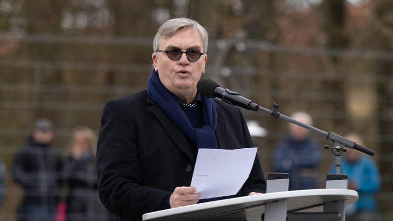 Hape Kerkeling, Hauptredner beim Gedenkakt zum 81. Jahrestag der Befreiung des KZ Buchenwald, erinnert an seinen Großvater Hermann, der dort als politischer Häftling inhaftiert war, 12. April 2026