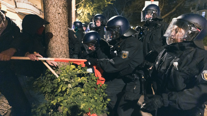  Polizist*innen in Schutzausrüstung bei einem Einsatz während der Mai-Demo in Berlin-Kreuzberg, nächtliche Szene