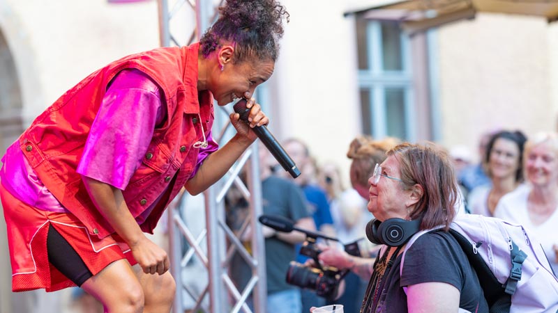 Sängerin von Moop Mama im Kontakt mit dem Publikum beim Festival Schallkultur Weimar