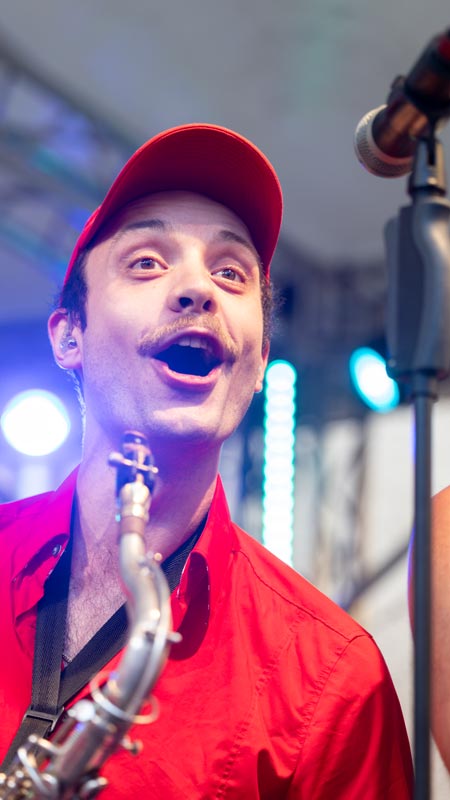 Saxophonist von Moop Mama beim Auftritt im Erbenhof in Weimar