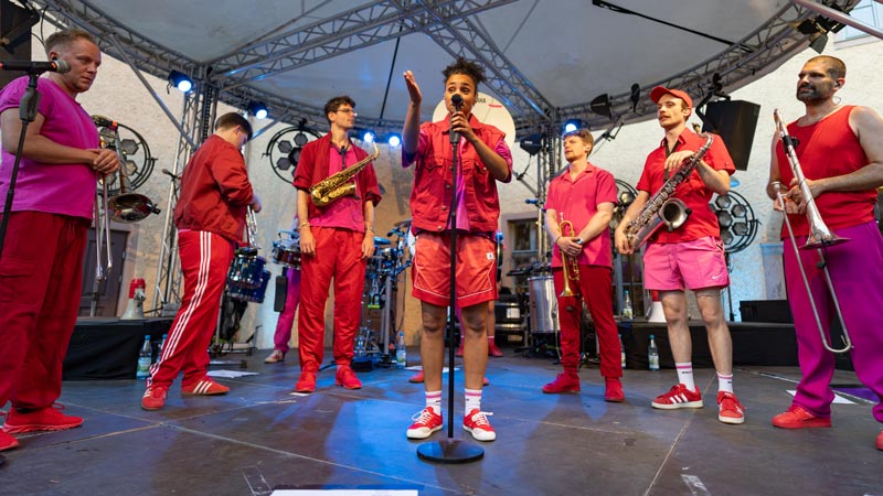 Die Band Moop Mama auf der Bühne im Erbenhof beim Festival Schallkultur Weimar