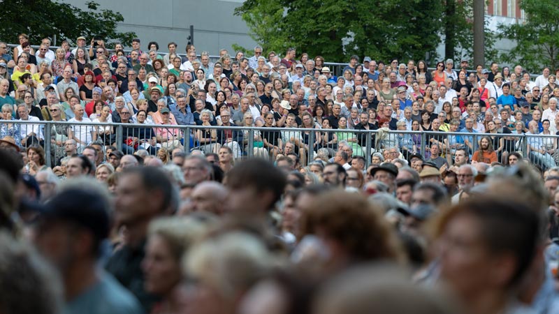 Publikum beim Festival Schallkultur im Weimarhallenpark