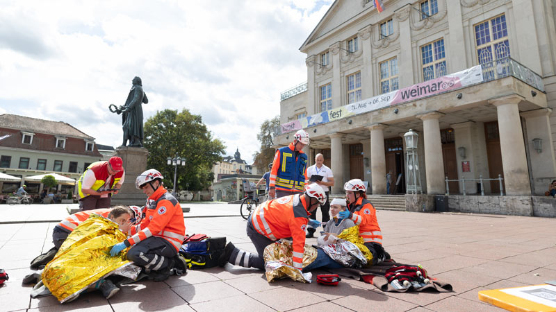 Einsatzübung des Deutschen Roten Kreuzes auf dem Theaterplatz in Weimar, mehrere Helfer versorgen Verletztendarsteller vor dem Deutschen Nationaltheater