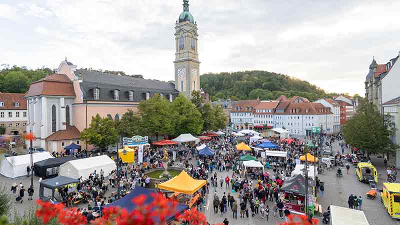 Blick von oben auf den Markt in Eisenach bei der Kinderkulturnacht mit Georgenkirche