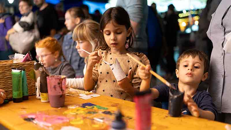 Kinder an einer Bastelstation bei der Kinderkulturnacht in Eisenach