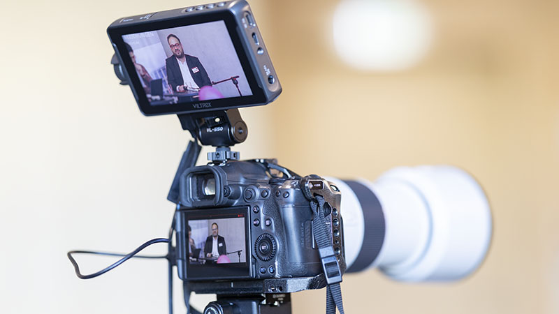 Kamera mit externem Monitor beim Videodreห während der Tagung God Human Machine an der Universität Erfurt