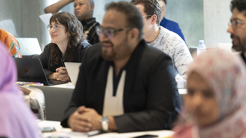 Internationales Fachpublikum bei der Tagung God Human Machine an der Universität Erfurt, Teilnehmende mit Laptops und Notizblöcken