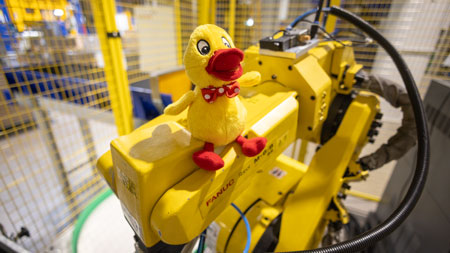 Gelbe Ente, gelber Roboter - Imagefotos in der Stahlindustrie